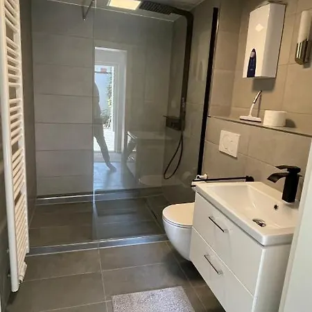 Oase Im Gruenen Hinterhof, Eg, Ruhe, Terrasse, Carport, Free Paytv, Kaffee&tee, Fahrraeder * Duisburg